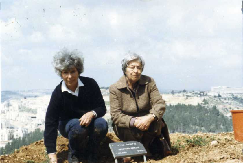 עם מוניקה ביד ושם 1985. השלט לכבוד קריסטינה